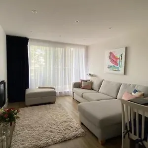 Modern Flat With Balcony & Free Parking On-site Bournemouth