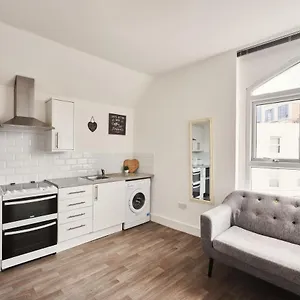 Modern Central Studio And One Bed Flats Close To The Beach Bournemouth